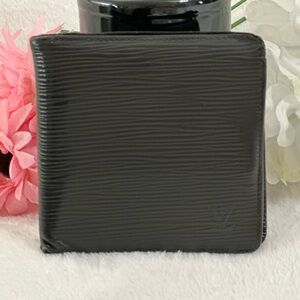 AUTHENTIC MEN’S LOUIS VUITTON BLACK EPI LEATHER PORTEFEIULLE MARCO BIFOLD WALLET